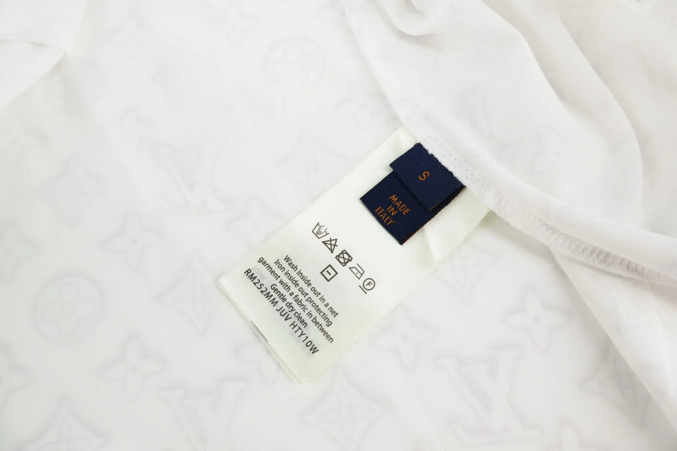 🅿️270 1v classic all-over printed short-sleeve. The original version was purchased and developed in 5529. It is made of 16-count single-sided high-quality fine cotton with 1*1 Salona thread. After the garment is finished, special fabrics are fermented and washed to increase the softness of the garment and make it skin-friendly and close-fitting. The printing adopts the direct-injection process on the cloth, and the infrared laser cutting machine is used to position the presbyopia all over the body. Customized 1:1 trademark. Size:S-M-L-XL